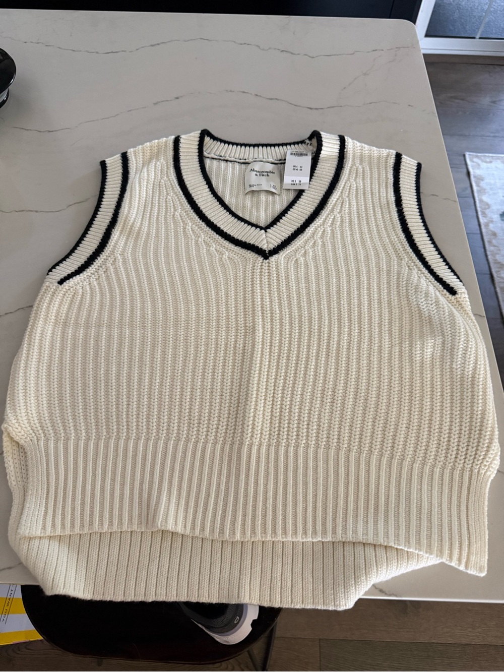 NWTs Abercrombie & Fitch Cream V-Neck Knit Sweater Vest with Black Trim XS